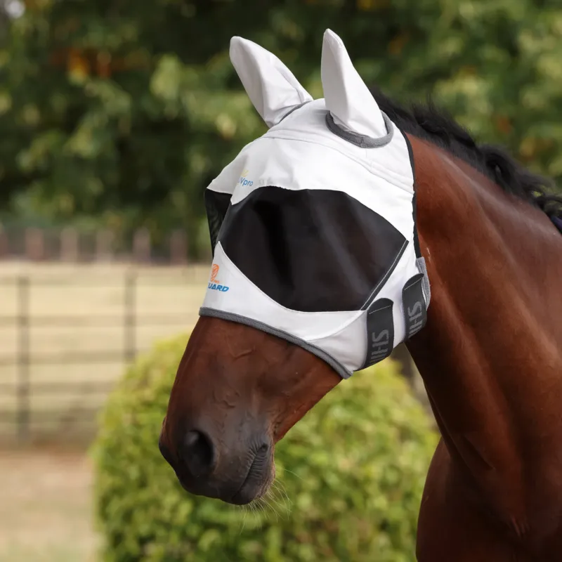 Achetez Aujourdhui Masque anti-mouches Shires FlyGuard Pro Sun Shade avec oreilles - Cob - Blanc