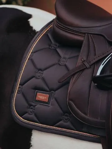 Achetez Aujourdhui Tapis de selle Dark Sky - Equestrian Stockholm - Gris - Dressage - Cheval