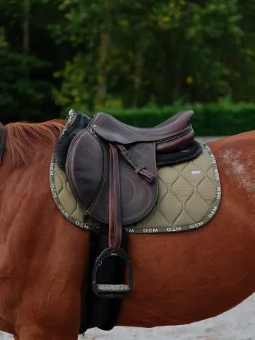 Tapis de selle LOVE Obstacle Kaki - GEM - Kaki - Obstacle - Cheval Expdi Aujourdhui