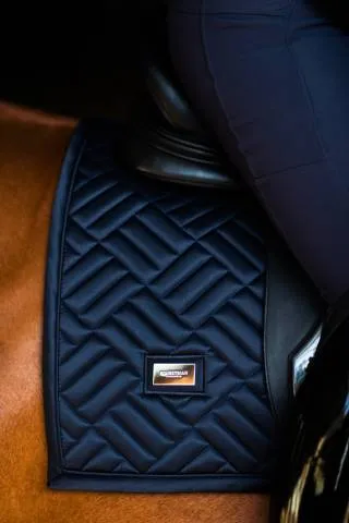 Tapis de dressage Modern Tech Navy - Equestrian Stockholm - Bleu marine - Dressage - Cheval Retour Gratuit