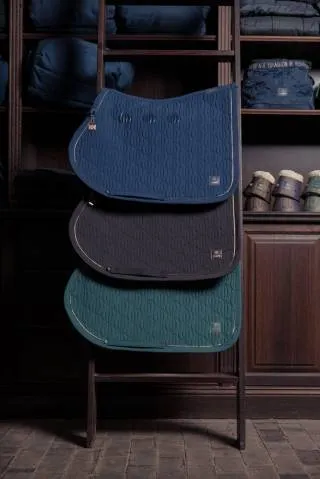 Tapis de selle SOFTSHELL EMBLEM Heritage 2024 - Eskadron - Noir - Dressage - Cheval Livraison Express