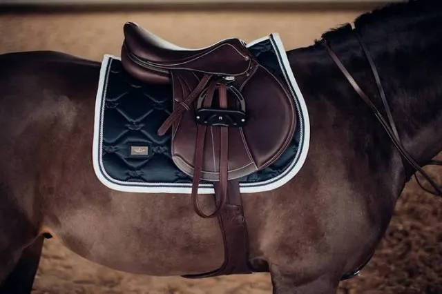 Prix Bas Tapis de selle Midnight Edge - Equestrian Stockholm - Bleu marine - Dressage - Cheval