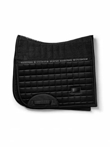Tapis de selle Sportive Black DRESSAGE - Equestrian Stockholm - Noir - Dressage - Cheval Commander Maintenant
