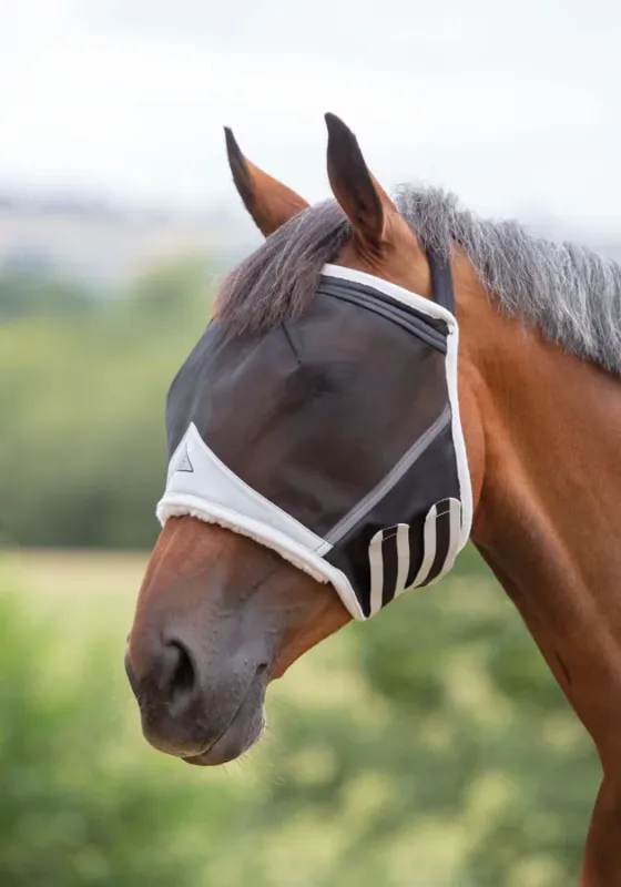 Affaire Saisir Masque anti mouches sans oreilles Shires FlyGuard Pro - Poney - Noir