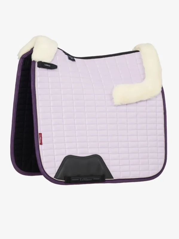 Tapis LeMieux Merino+ Suede Dressage Square - L - Lilac Livraison Express