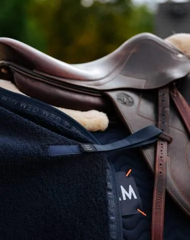 Couvre-reins Effet Mouton Tao - GEM - Ultra doux et chaud - Bleu Marine - Cheval Commander Maintenant