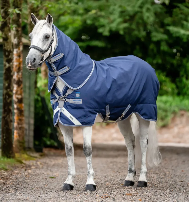 Couverture Horseware Rhino Plus Poney Turnout 100g 1000D - 95 cm - Noir / gris titane / bleu classique Livraison Express