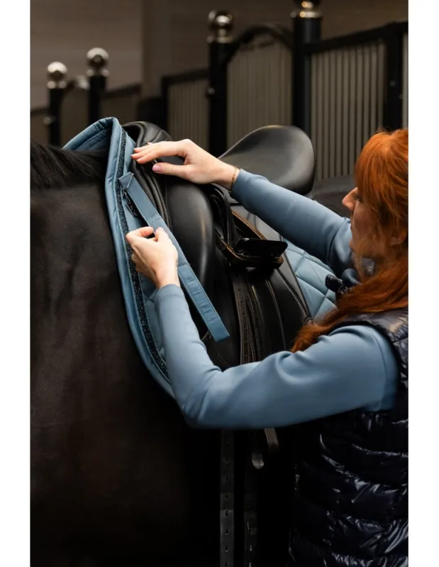 Achetez Aujourdhui Tapis ESKADRON "Glossy Jewel Classic Sports 25" - Bleu marine - Dressage